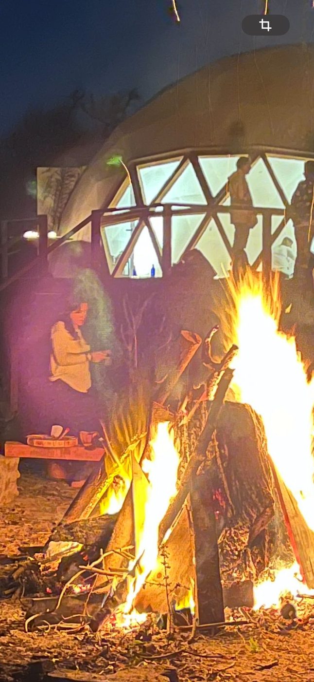 Ceremonia de cacao junto al fuego