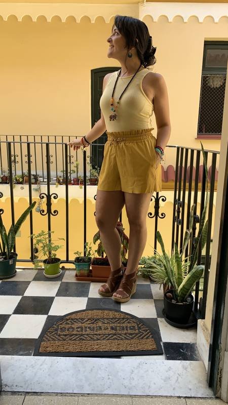 Mariana vestida de amarillo