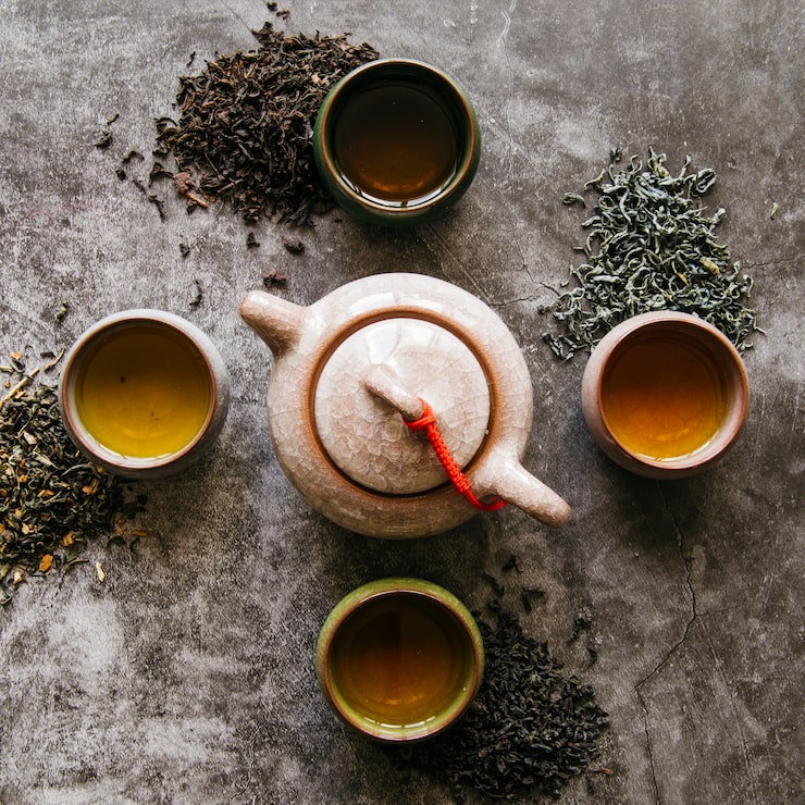 Olla con hierbas medicinales para el proceso depurativo