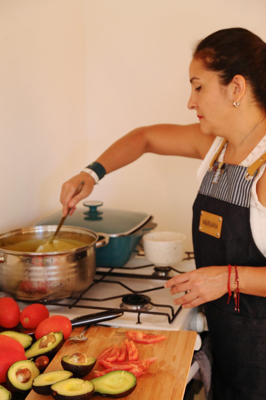 Mariana cocinando en presencia durante un encuentro holístico